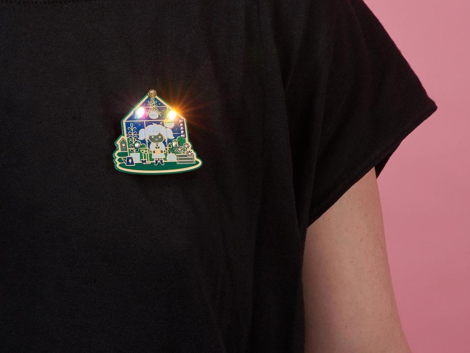 Adafruit Biologiemeisjesbadge soldeerset van Maker Queen