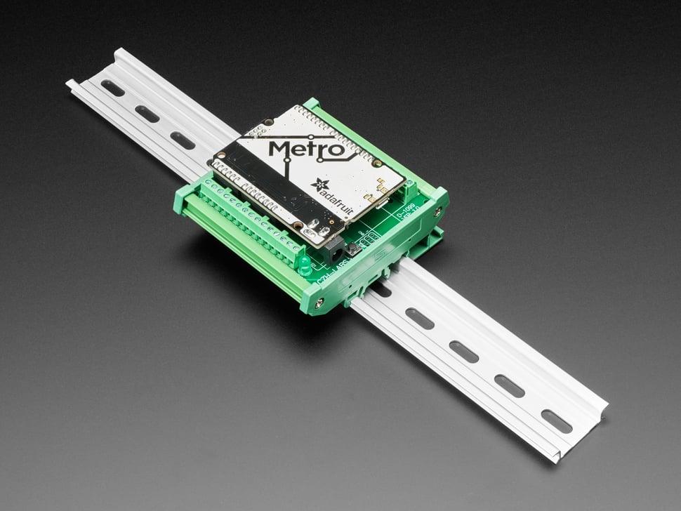 Adafruit DIN-rail klemblokadapter naar Metro of Arduino Uno.