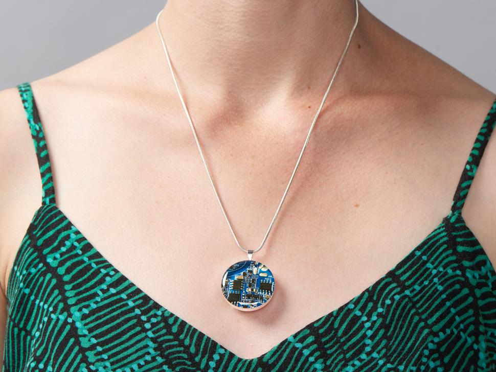 Adafruit Blauwe printplaat board ketting met zilveren ketting