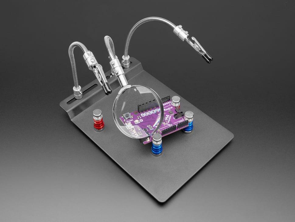 Adafruit Metaalbewerkingsstationstandaard met twee clips en vier PCB-houders