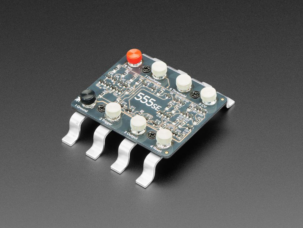 Adafruit "Three Fives" 555SE Discrete Timer SMT Soldeerkit